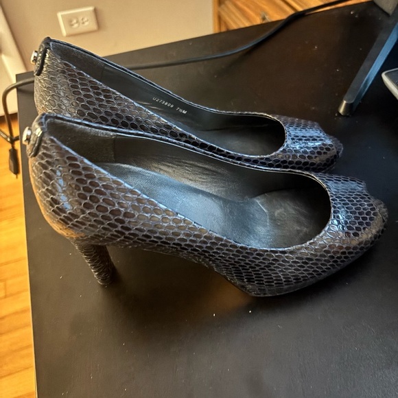 Stuart Weitzman Snake Skin Navy Peep Toe Heels Size 7.5 - Picture 2 of 7